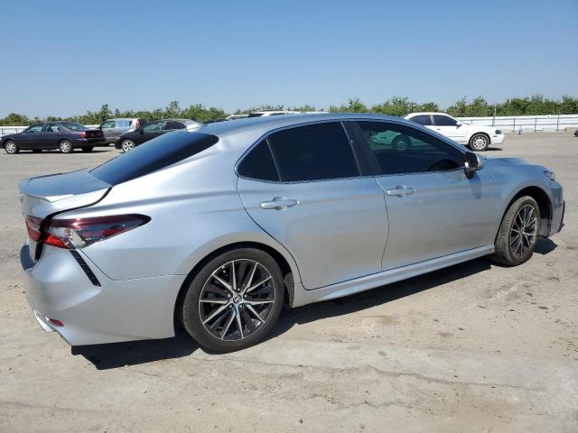 4T1G11AK3PU832190 - 2023 TOYOTA CAMRY SE NIGHT SHADE SILVER photo 3