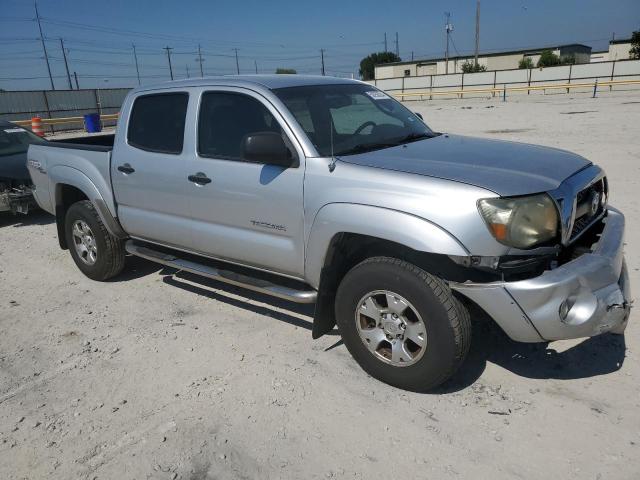 5TFJU4GN9BX007895 - 2011 TOYOTA TACOMA DOUBLE CAB PRERUNNER SILVER photo 4