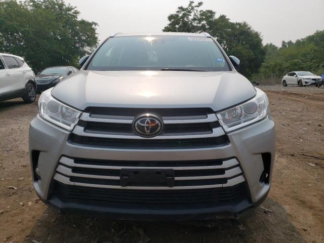 5TDJZRFH1JS554948 - 2018 TOYOTA HIGHLANDER SE SILVER photo 5