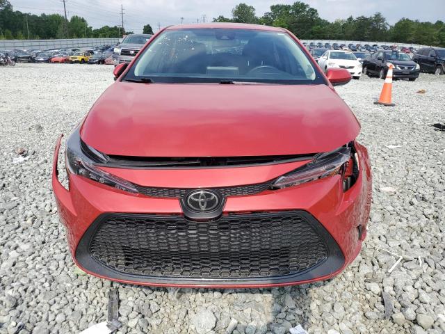 5YFEPMAE2MP269731 - 2021 TOYOTA COROLLA LE RED photo 5