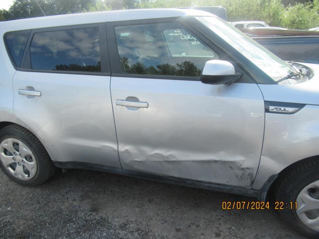 KNDJN2A28G7842846 - 2016 KIA SOUL SILVER photo 8