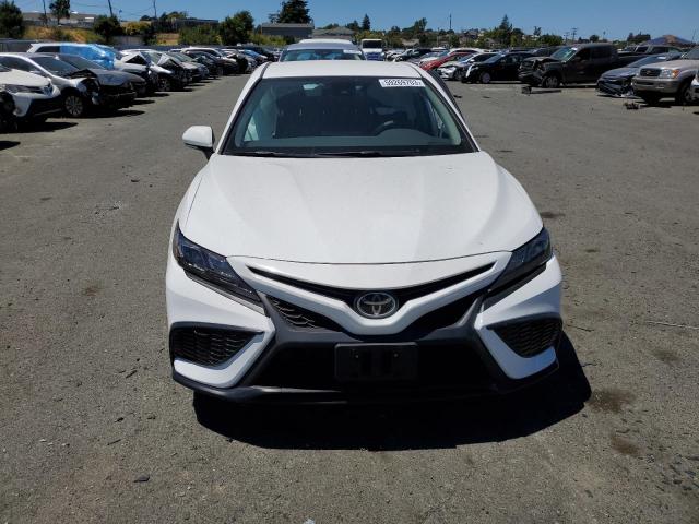 4T1G11AK1PU763998 - 2023 TOYOTA CAMRY SE NIGHT SHADE WHITE photo 5