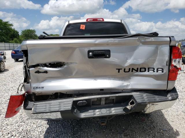 5TFDW5F11JX747600 - 2018 TOYOTA TUNDRA CREWMAX SR5 SILVER photo 6