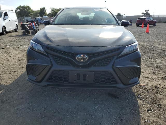 4T1G11AK2PU748202 - 2023 TOYOTA CAMRY SE NIGHT SHADE CHARCOAL photo 5