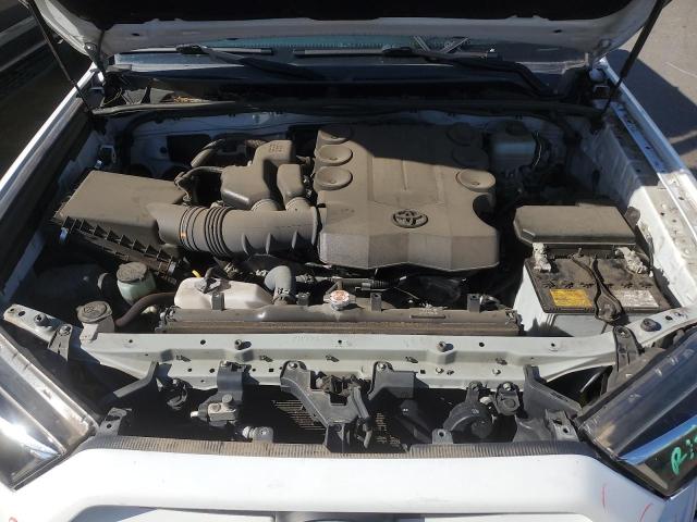 JTEBU5JR1J5575022 - 2018 TOYOTA 4RUNNER SR5/SR5 PREMIUM Белый фото 11