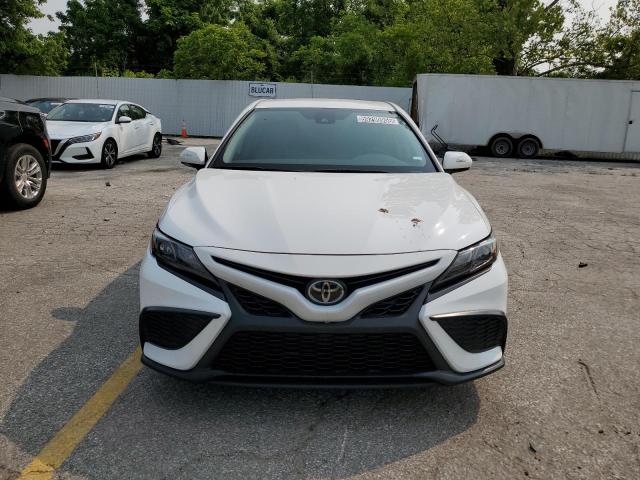 4T1G11AK3RU865144 - 2024 TOYOTA CAMRY SE NIGHT SHADE WHITE photo 5