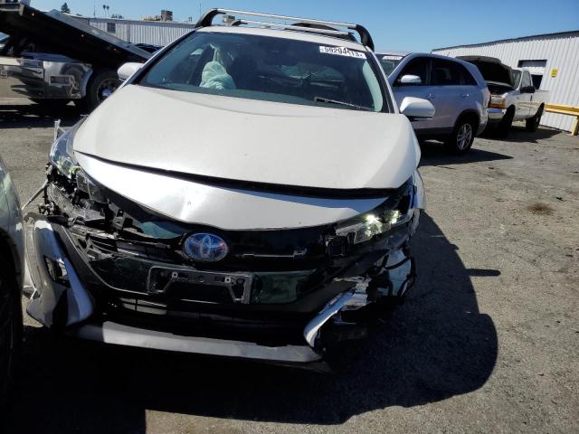 JTDKARFP7J3100028 - 2018 TOYOTA PRIUS PRIM 白色 照片 5