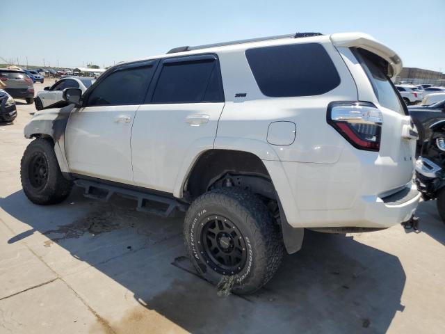 JTEBU5JR7J5577017 - 2018 TOYOTA 4RUNNER SR5/SR5 PREMIUM WHITE photo 2