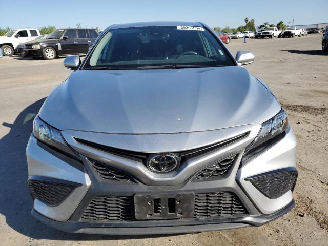 4T1T11BKXPU093235 - 2023 TOYOTA CAMRY SE NIGHT SHADE SILVER photo 5