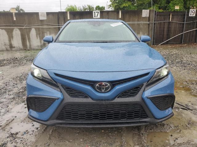 4T1T11AK5RU190105 - 2024 TOYOTA CAMRY SE NIGHT SHADE BLUE photo 5