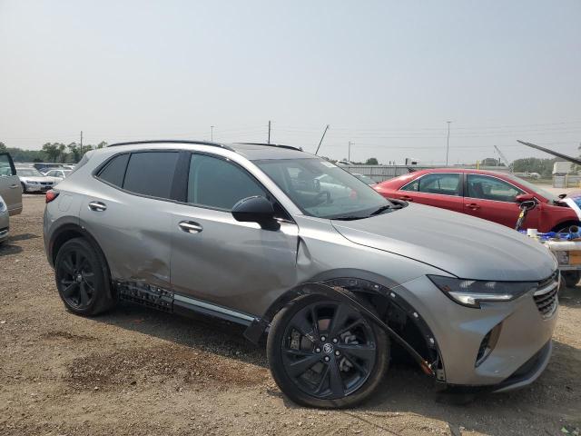 LRBFZPR48PD185480 - 2023 BUICK ENVISION ESSENCE Gri fotoğraf 4