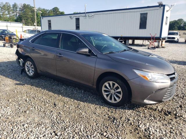 4T1BF1FK7HU777622 - 2017 TOYOTA CAMRY LE 灰色 照片 4
