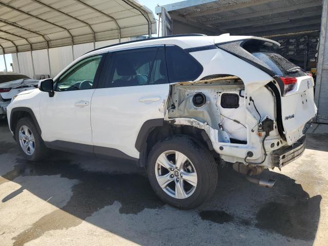 2T3W1RFVXMC107106 - 2021 TOYOTA RAV4 XLE WHITE photo 2