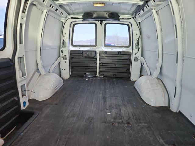 1GCFG15X571161353 - 2007 CHEVROLET EXPRESS G1 WHITE photo 10