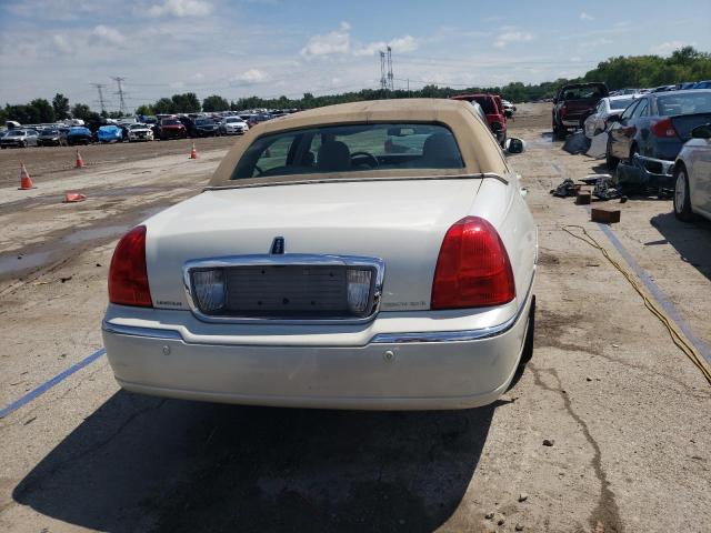 1LNHM82W33Y704394 - 2003 LINCOLN TOWN CAR SIGNATURE WHITE photo 6