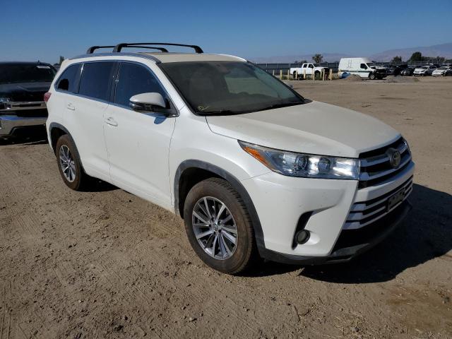 5TDKZRFHXHS525639 - 2017 TOYOTA HIGHLANDER SE WHITE photo 4