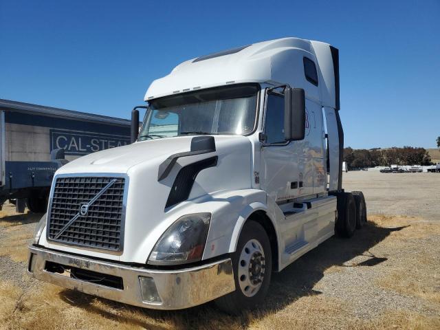 4V4NC9EH9GN940623 - 2016 VOLVO VN VNL WHITE photo 2