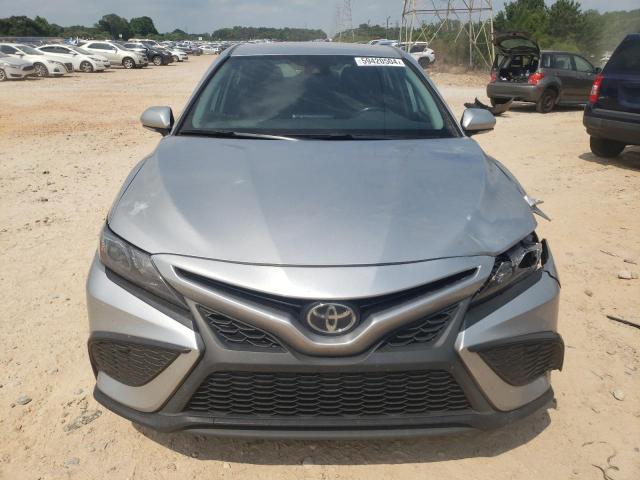 4T1G11AK2PU734560 - 2023 TOYOTA CAMRY SE NIGHT SHADE SILVER photo 5
