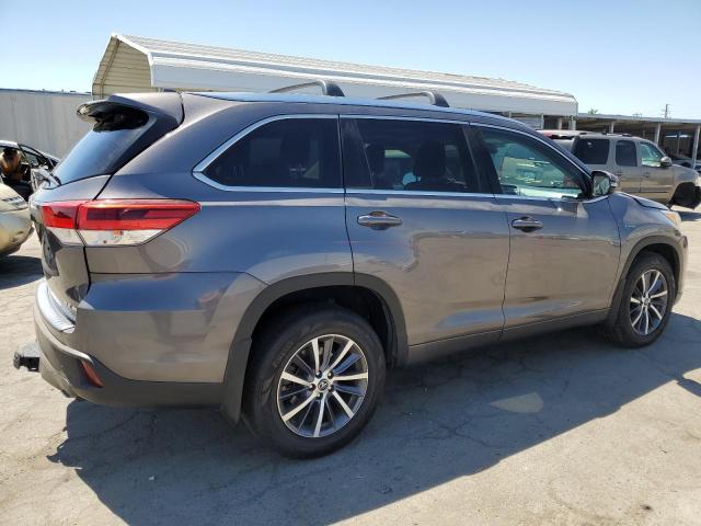 5TDJZRFH4HS421496 - 2017 TOYOTA HIGHLANDER SE GRAY photo 3