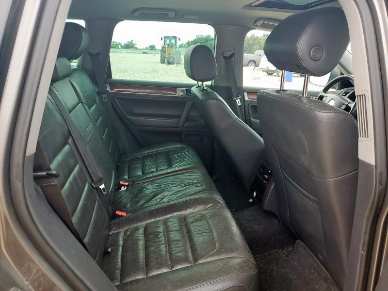 WVGBF7A97AD000788 - 2010 VOLKSWAGEN TOUAREG V6 GRAY photo 11