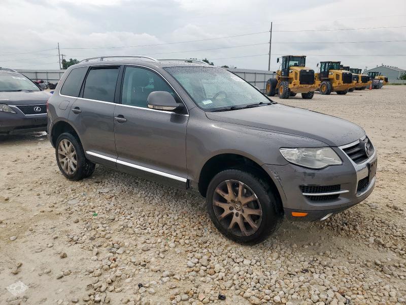 WVGBF7A97AD000788 - 2010 VOLKSWAGEN TOUAREG V6 GRAY photo 4