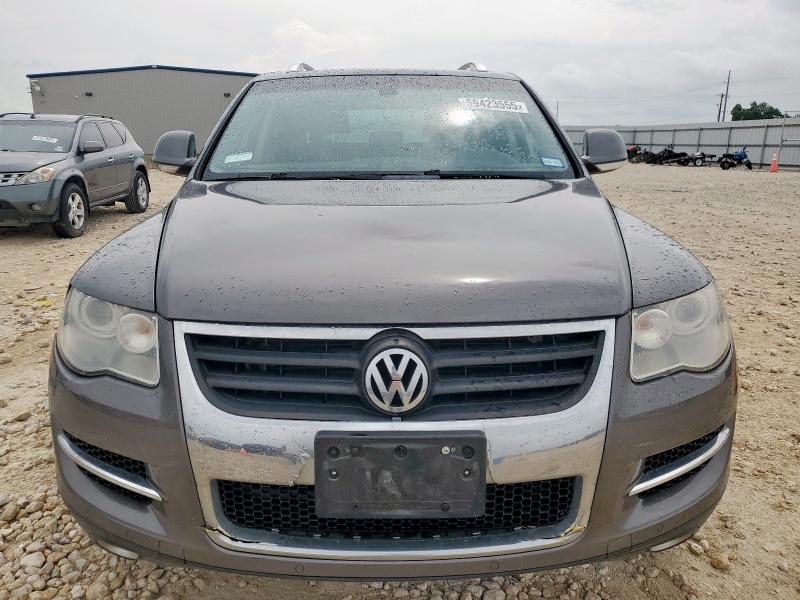WVGBF7A97AD000788 - 2010 VOLKSWAGEN TOUAREG V6 GRAY photo 5