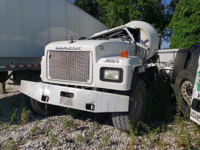 1M2P264C81M032832 - 2001 MACK 600 RD600 WHITE photo 2