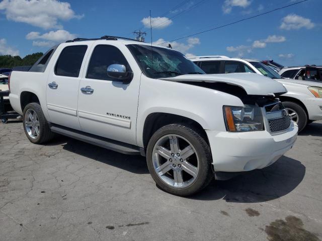 3GNTKEE78CG226658 - 2012 CHEVROLET AVALANCHE LS WHITE photo 4