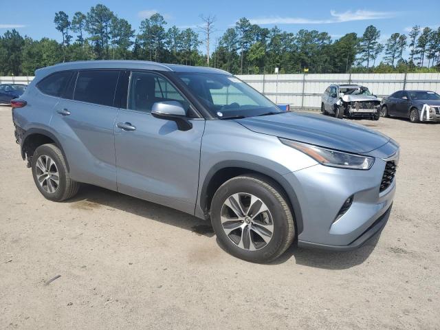 5TDGZRAHXMS088961 - 2021 TOYOTA HIGHLANDER XLE SILVER photo 4