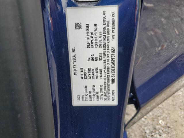 5YJ3E1EA5PF671651 - 2023 TESLA MODEL 3 Blau Foto 12
