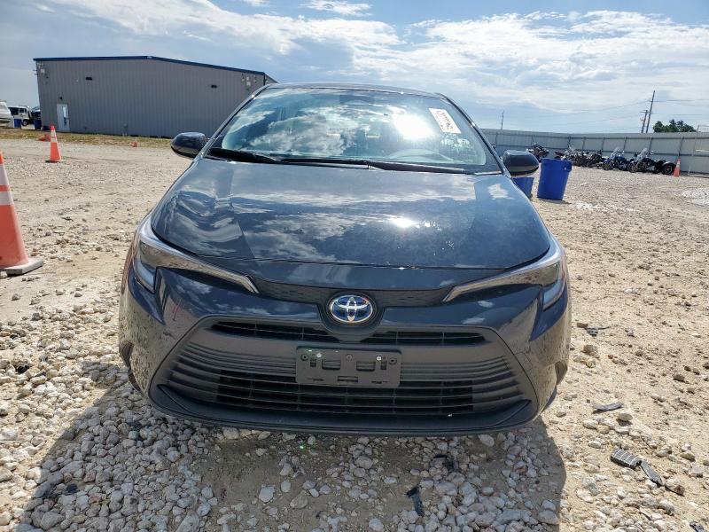 JTDBCMFE6R3054084 - 2024 TOYOTA COROLLA LE GRAY photo 5