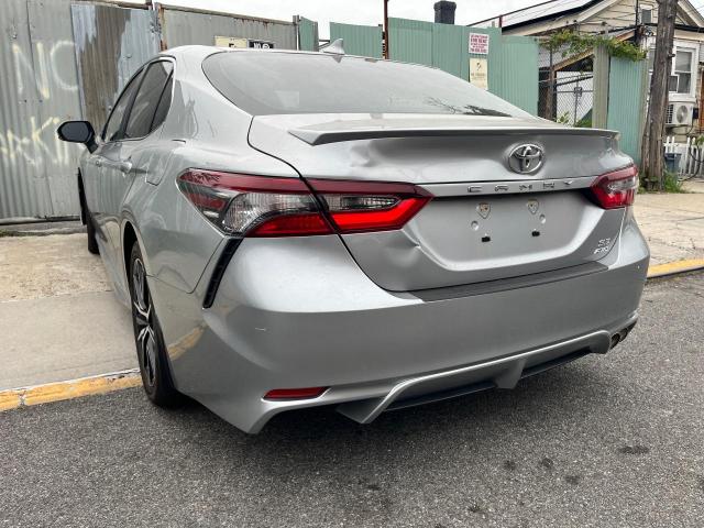 4T1G11BK2RU112204 - 2024 TOYOTA CAMRY SE NIGHT SHADE SILVER photo 3