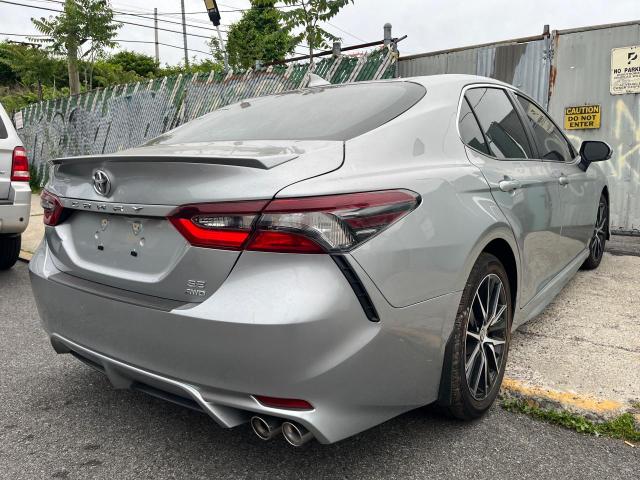 4T1G11BK2RU112204 - 2024 TOYOTA CAMRY SE NIGHT SHADE SILVER photo 4
