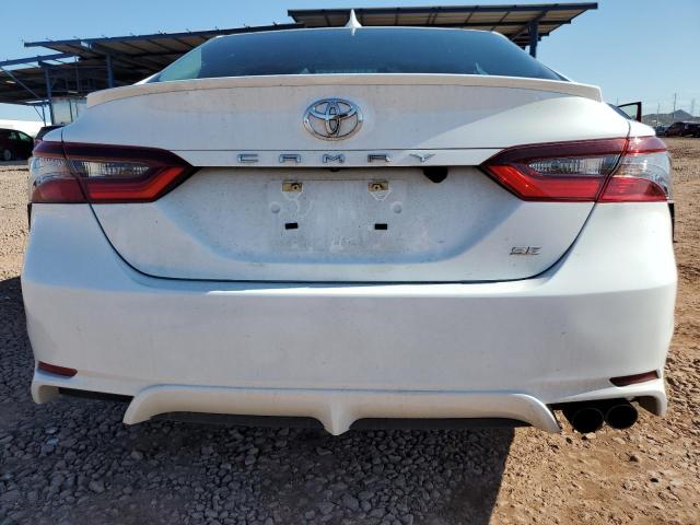 4T1G11AK6RU858706 - 2024 TOYOTA CAMRY SE NIGHT SHADE WHITE photo 6