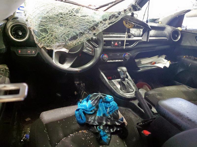 3KPF24AD7KE006739 - 2019 KIA FORTE FE WHITE photo 8