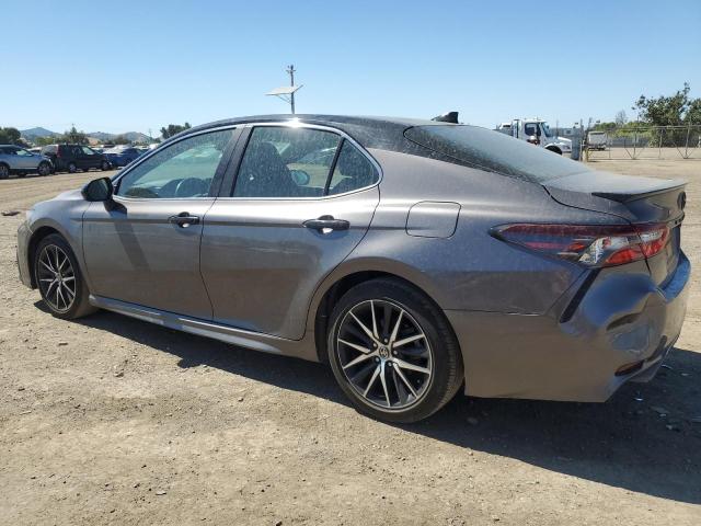 4T1G11AK5MU559040 - 2021 TOYOTA CAMRY SE GRAY photo 2