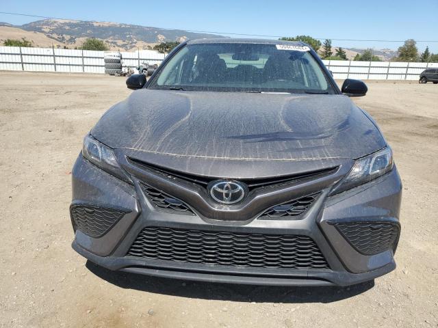 4T1G11AK5MU559040 - 2021 TOYOTA CAMRY SE GRAY photo 5