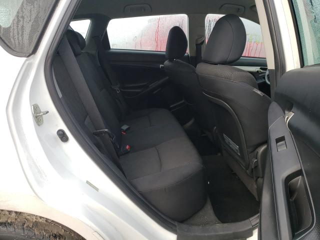 5Y2SM6E08AZ405500 - 2010 PONTIAC VIBE WHITE photo 6