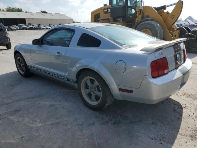 1ZVFT80NX75278801 - 2007 FORD MUSTANG SILVER photo 2