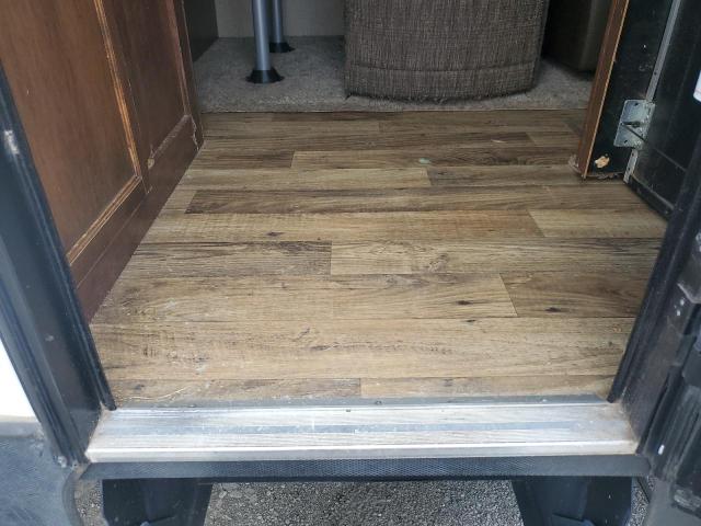 4YDT33324JB450059 - 2018 KEYSTONE OUTBACK WHITE photo 9