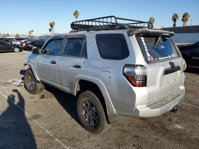 JTEBU5JR6L5831075 - 2020 TOYOTA 4RUNNER SR5/SR5 PREMIUM 银色 照片 3