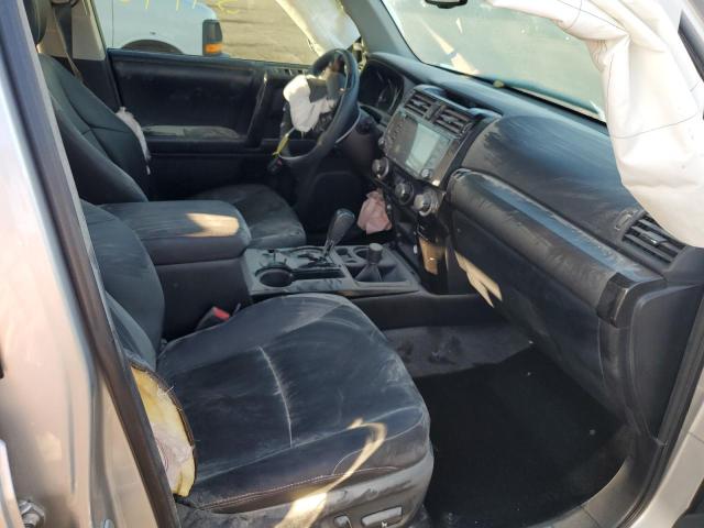 JTEBU5JR6L5831075 - 2020 TOYOTA 4RUNNER SR5/SR5 PREMIUM 银色 照片 5