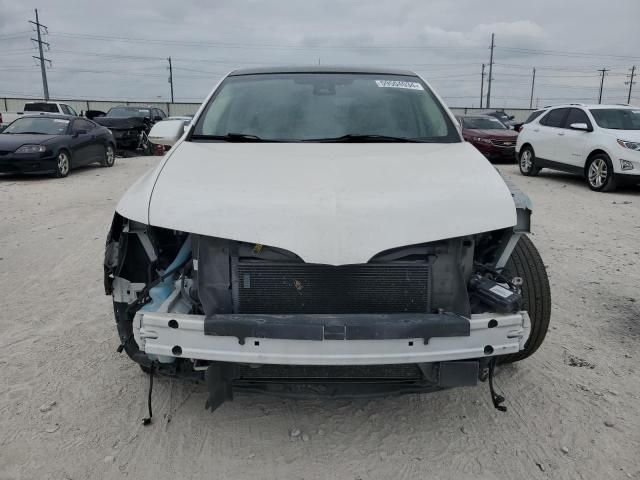 2LMHJ5AT1GBL02234 - 2016 LINCOLN MKT WHITE photo 5