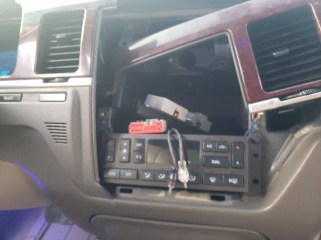 1LNHM81WX4Y677911 - 2004 LINCOLN TOWN CAR EXECUTIVE SILVER photo 9