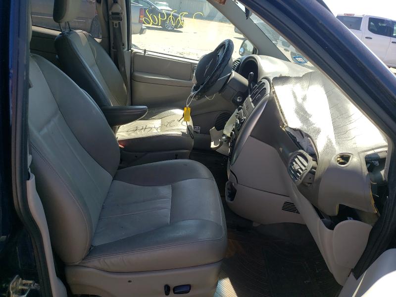 1C4GP45R45B253648 - 2005 CHRYSLER TOWN & COU ლურჯი ფოტო 5