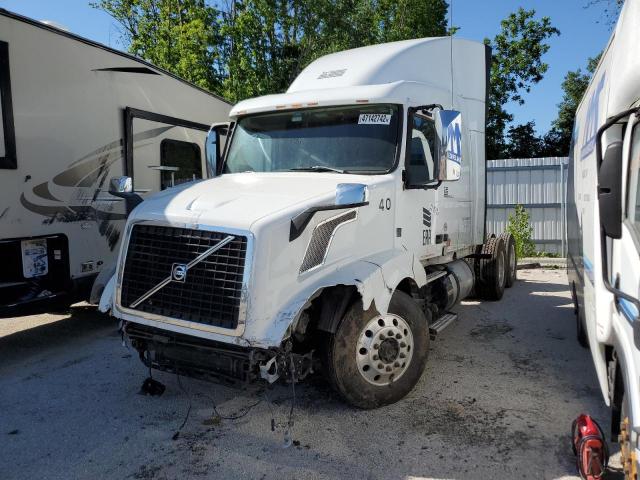 4V4NC9EH8FN920457 - 2014 VOLVO VN VNL WHITE photo 2