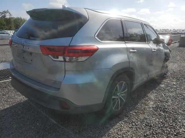 5TDKZRFH6HS523886 - 2017 TOYOTA HIGHLANDER SE SILVER photo 3