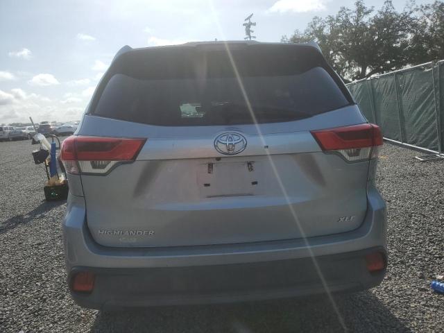 5TDKZRFH6HS523886 - 2017 TOYOTA HIGHLANDER SE SILVER photo 6