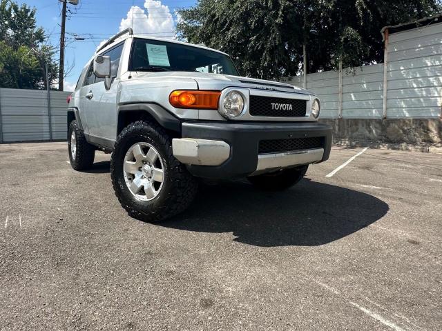 JTEBU11F270035716 - 2007 TOYOTA FJ CRUISER SILVER photo 1