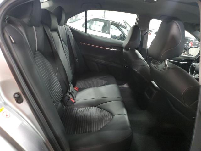 4T1B11HK8JU083524 - 2018 TOYOTA CAMRY L SILVER photo 10